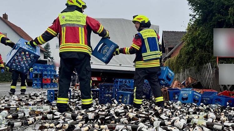 Bier-Trag&ouml;die in D&ouml;rfles-Esbach: Zahlreiche K&auml;sten bei Unfall zerst&ouml;rt