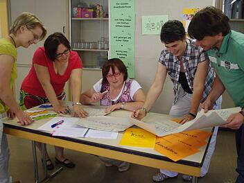 Interessiert lesen (von links): Kathrin Günther, Kathryn Ritter, Angelika Vogler, Sabine Wank und Martin Förtsch die Rückmeldungen von Eltern, die an einem Kess-Kurs teilgenommen haben.  Foto: Heike Schülein