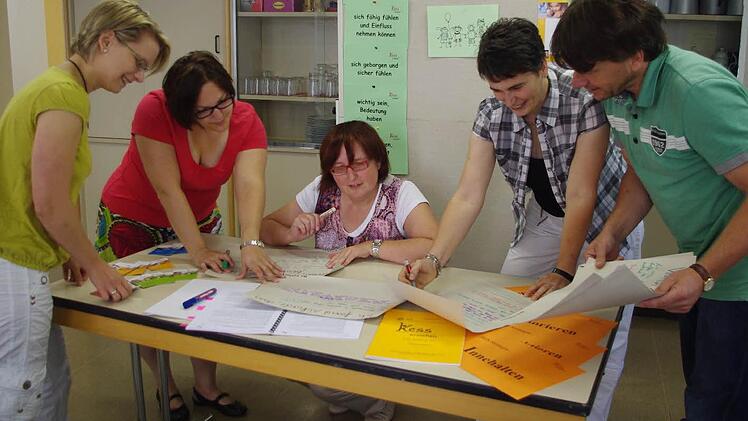 Interessiert lesen (von links): Kathrin Günther, Kathryn Ritter, Angelika Vogler, Sabine Wank und Martin Förtsch die Rückmeldungen von Eltern, die an einem Kess-Kurs teilgenommen haben.  Foto: Heike Schülein