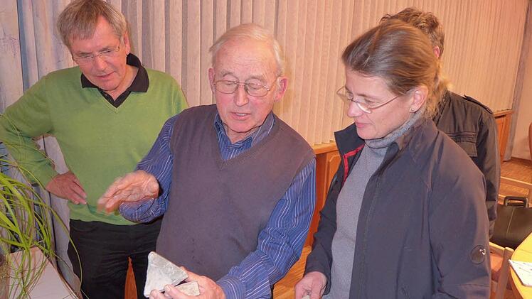 Im Bild (von links): Reinhard Kulick, Wissenschaftler aus Mainz, Heinrich Weisel, "Steinforscher" aus Zeil, Ulla Schmidt sowie Guntram Ulsamer (verdeckt) vom Landratsamt Hassberge