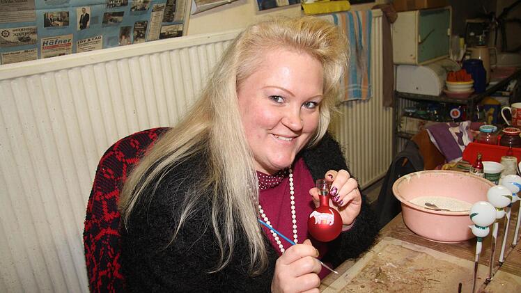 Ein Dackel auf einer Weihnachtskugel - Silke Eckardt erfüllt auch ausgefallene Wünsche.