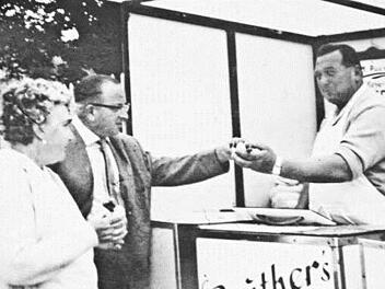 Im Jahr 1962 hat Helga Hofmanns Vater - Ludwig Becker - sein Imbissmoped zu einem echten Würstchenstand ausgebaut: Die Kunden standen Schlange. Die Ware kam zunächst von der Metzgerei Reuther. Foto: privat