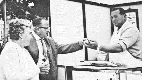 Im Jahr 1962 hat Helga Hofmanns Vater - Ludwig Becker - sein Imbissmoped zu einem echten Würstchenstand ausgebaut: Die Kunden standen Schlange. Die Ware kam zunächst von der Metzgerei Reuther. Foto: privat