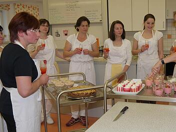Abschlussbesprechung am Nachspeisenbüfett (von links): Teia Wich, Brigitte Weiß, Melanie Oppel, Tanja Degen, Sonja Wicklein, Greta Albrecht, Waltraud Hartmann und Marianne Rebelein. Foto: Berthold Köhler