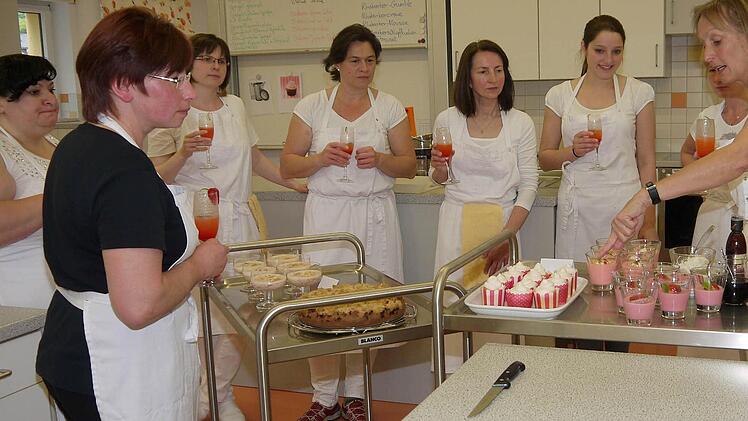 Abschlussbesprechung am Nachspeisenbüfett (von links): Teia Wich, Brigitte Weiß, Melanie Oppel, Tanja Degen, Sonja Wicklein, Greta Albrecht, Waltraud Hartmann und Marianne Rebelein. Foto: Berthold Köhler