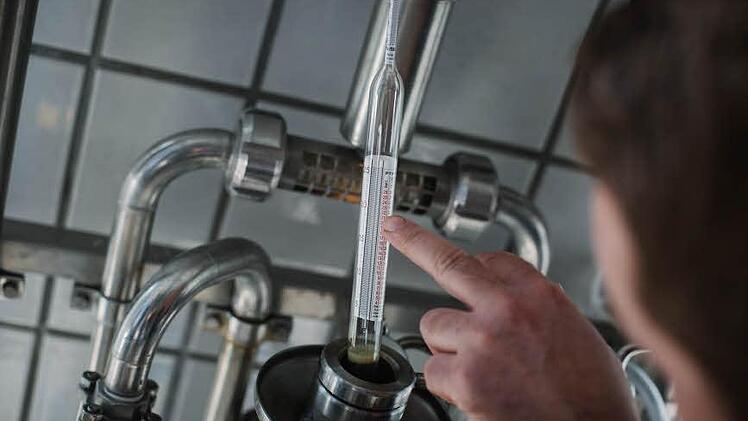 ... Hydrometer zeigt Dichte, Stammwürze und Alkoholgehalt des Bieres.