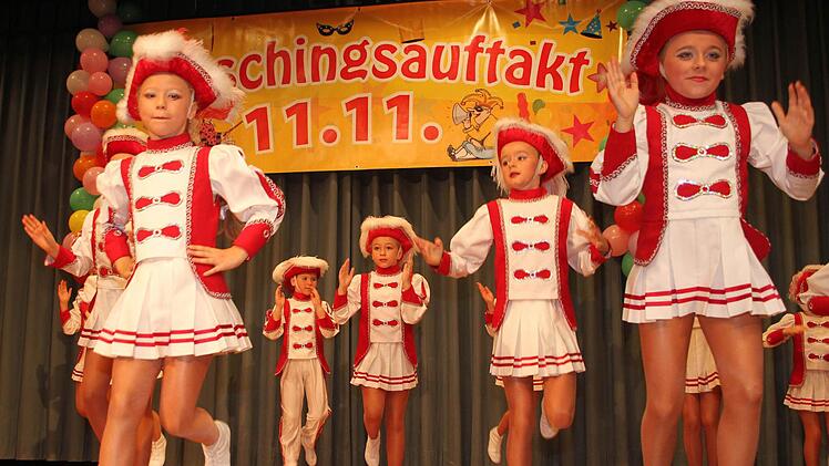 20 "Midis" haben unter der Regie von Eva-Maria Werzer, Verena Ott und Barbara Fritsch trainiert. Sie erhielten tosendem Applaus.