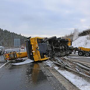 Tonnenschwerer Autokran stürzt auf schneeglatter A93 um