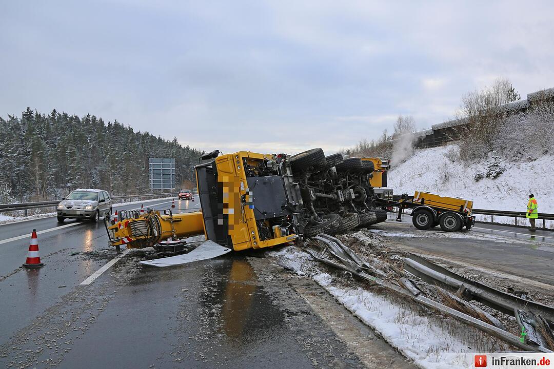 Tonnenschwerer Autokran stürzt auf schneeglatter A93 um