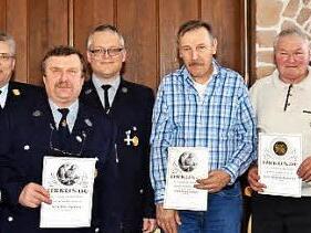Ehrungen für langjährige Treue bei der FF Seelach. Von links Klaus Limmer (Ehrenkommandant), 2.Bürgermeisterin Angela Hofmann, Georg Ziegler (Ehrenvorsitzender), KBI Matthias Schuhbäck, Otto Degenbeck (40 Jahre), Stefan Fößel (1.Vorsitzender), Georg Schmidt (40 Jahre), Wolfgang Biesenecker (60 Jahre), Jürgen Seemann (1.Kommandant), Horst Rittmann (Schriftführer)  Foto: Karl-Heinz Hofmann