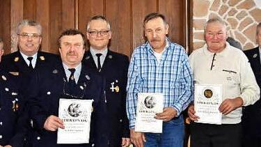 Ehrungen für langjährige Treue bei der FF Seelach. Von links Klaus Limmer (Ehrenkommandant), 2.Bürgermeisterin Angela Hofmann, Georg Ziegler (Ehrenvorsitzender), KBI Matthias Schuhbäck, Otto Degenbeck (40 Jahre), Stefan Fößel (1.Vorsitzender), Georg Schmidt (40 Jahre), Wolfgang Biesenecker (60 Jahre), Jürgen Seemann (1.Kommandant), Horst Rittmann (Schriftführer)  Foto: Karl-Heinz Hofmann