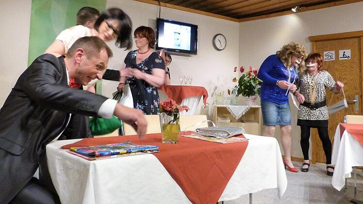 Szene aus dem Stück "Geräuchertes mit Sauerkraut". Foto: Werner Reißaus