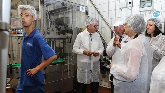 In der Produktion der Maintal Konfit&uuml;ren, von links: Patrik Lediger, Fachkraft f&uuml;r Lebensmitteltechnik in der Ausbildung, Minister Gerd M&uuml;ller, Maintal-Gesch&auml;ftsf&uuml;hrer Klaus Hammelbacher, die Journalistin Ulrike Langer (im Vordergrund) und Dorothee B&auml;r. Fotos: Barbara Herbst