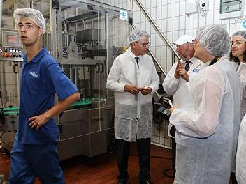 In der Produktion der Maintal Konfitüren, von links: Patrik Lediger, Fachkraft für Lebensmitteltechnik in der Ausbildung, Minister Gerd Müller, Maintal-Geschäftsführer Klaus Hammelbacher, die Journalistin Ulrike Langer (im Vordergrund) und Dorothee Bär. Fotos: Barbara Herbst