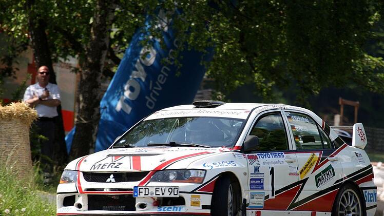 Mitfavorit Jörg Schuhej musste den Mitsubishi Lancer Evo wie schon im Vorjahr mit technischen Problemen abstellen.Karlheinz Franz