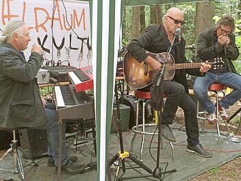 Klaus Brandl (Mitte) zelebriert das Lebensgef&uuml;hl des Blues. Foto: privat