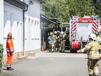Die Haßfurter Feuerwehrleute kümmerten sich vor allem um die Nachsorge bei einem Brand in einer holzverarbeitenden Firma in Haßfurt "Im Wehrlein".René Ruprecht