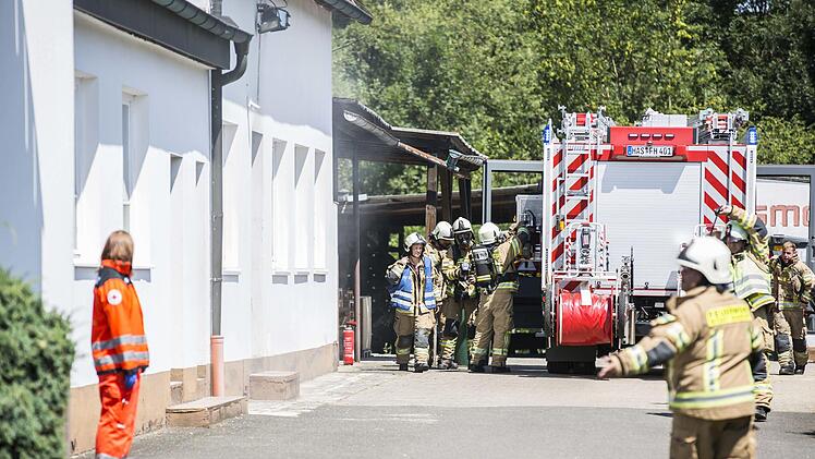 Die Haßfurter Feuerwehrleute kümmerten sich vor allem um die Nachsorge bei einem Brand in einer holzverarbeitenden Firma in Haßfurt "Im Wehrlein".René Ruprecht
