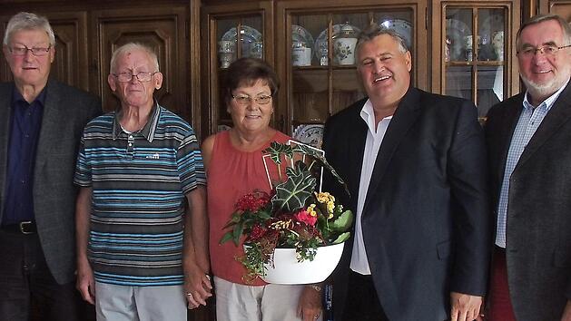 Goldene Hochzeit im Haus Riedel; im Bild (von links) Gemeinderat Rudi Gumtow, Manfred und Magda Riedel, B&uuml;rgermeister Gerhard Schneider und Dritter B&uuml;rgermeister Peter A&szlig;mann Foto: privat
