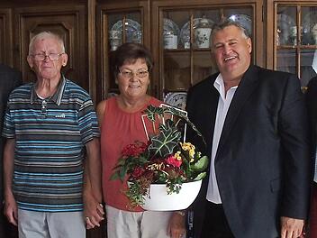 Goldene Hochzeit im Haus Riedel; im Bild (von links) Gemeinderat Rudi Gumtow, Manfred und Magda Riedel, Bürgermeister Gerhard Schneider und Dritter Bürgermeister Peter Aßmann Foto: privat
