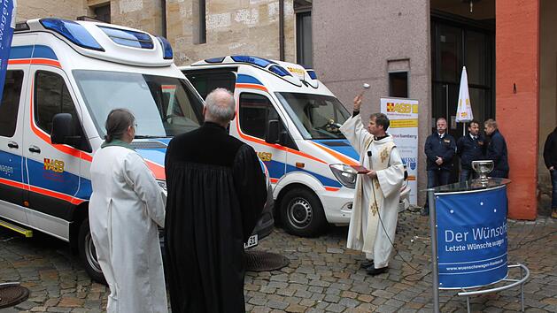 Pfarrer Matthias Steffel segnet den W&uuml;nschewagen in Forchheim. Fotos: Carmen Schwind