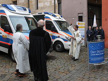 Pfarrer Matthias Steffel segnet den Wünschewagen in Forchheim. Fotos: Carmen Schwind