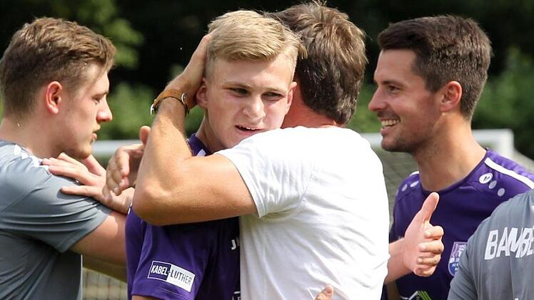 Ein Drücker von Coach Michael Hutzler: Jakob Tranziska kam nach 71 Minuten beim Stand von 4:4 gegen Bayern Hof in die Partie - und mit der ersten Ballberührung traf der 18-Jährige zum 5:4.  Fotos: sportpress