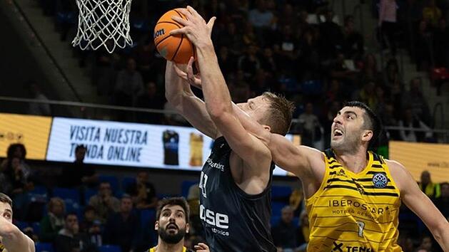 Bambergs Topscorer Christian Sengfelder (links) holte einen seiner sieben Reobunds gegen den starken Center von Iberostar Teneriffa, Giorgi Shermadini, der auf 19 Punkte kam.  Foto: championsleague.basketball