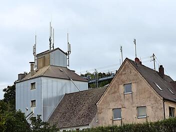 Der erste Standort auf der Lagerhalle in der Schossaritzer Straße. Dort wurden im Juni zwei LTE-Antennen von Telekom und Vodafone montiert. Foto: Petra Malbrich