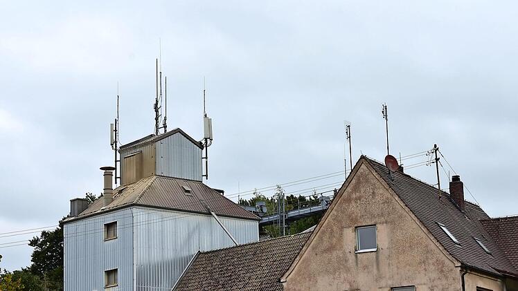 Der erste Standort auf der Lagerhalle in der Schossaritzer Straße. Dort wurden im Juni zwei LTE-Antennen von Telekom und Vodafone montiert. Foto: Petra Malbrich