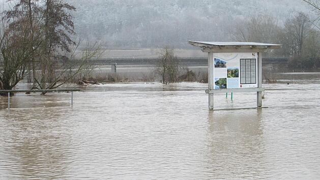 Die Saale am Hammelburger Wohnmobilplatz ist auf das F&uuml;nffache angewachsen. An idyllisches Outdoor-Feeling ist derzeit nicht zu denken. Foto: Winfried Ehling