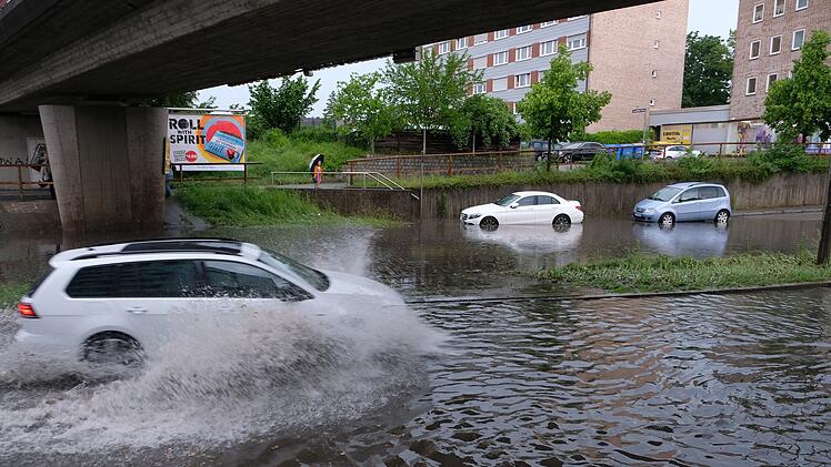 Straßen unter Wasser: Gewitter zieht über Franken