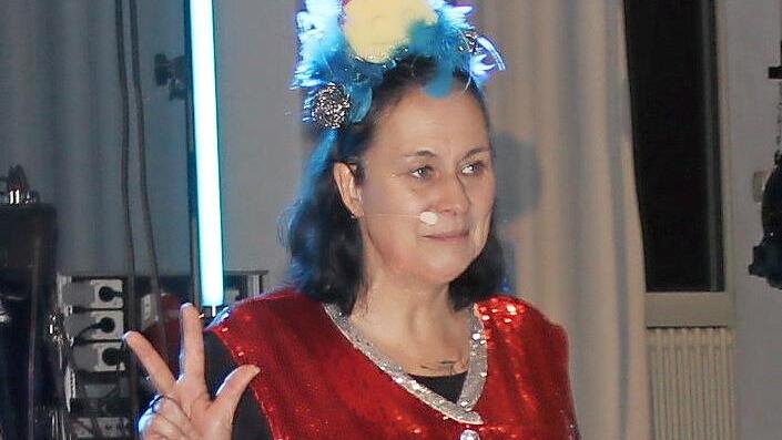 Ines Procter fegte als bekannte Putzfraa durch die Halle.