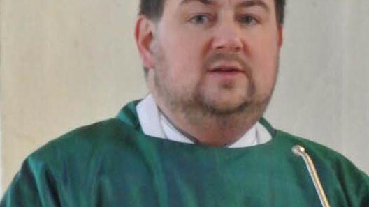 Pfarrer Erhart bei seiner Predigt