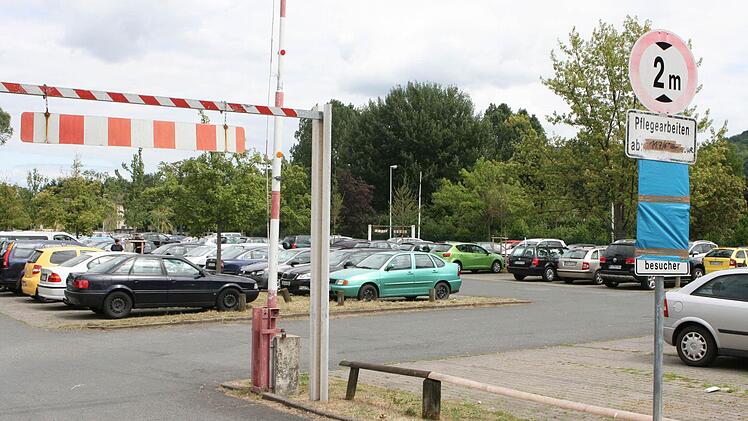 Über rund 400 Stellplätze verfügt der Bad-Parkplatz in der Rosenauer Straße. Ebenso wie vor knapp zwei Jahren bereits der Ketschenanger soll auch er nun gebührenpflichtig werden. Foto: Christiane Lehmann