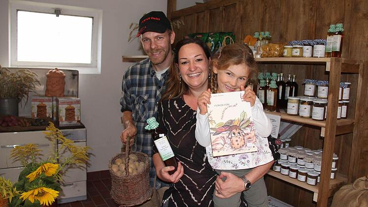 Familie Christian und Claudia Reusch mit Tochter Emilie im Potatis-Hofladen (Elfershausen).