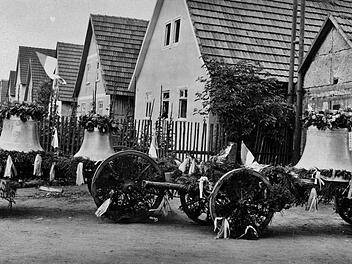 Das Schwarzweißfoto vom der Glockenweihe im Jahr 1932 ließ die Anwesenden staunen. Foto: Sigismund von Dobschütz