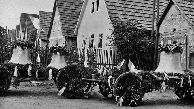 Das Schwarzweißfoto vom der Glockenweihe im Jahr 1932 ließ die Anwesenden staunen. Foto: Sigismund von Dobschütz