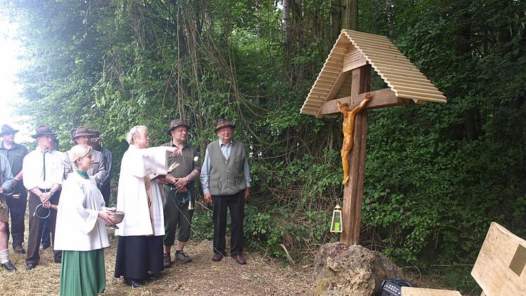 Am Weg zwischen Eltingshausen und Schwarzer Pfütze errichteten die Jagdpächter Georg Zänglein Senior und Junior ein Feldkreuz aus Dankbarkeit nach Schicksalsschlägen, von denen sie sich wieder erholten. Auf unserem Foto segnet Pfarrer Balthasar Amberg das Kreuz. Rechts von ihm Vater und Sohn Zänglein. Fotos: Stefan Geiger