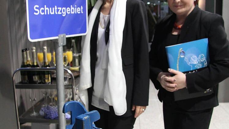 Regierungsvizepräsidentin Petra Platzgummer-Martin und die stellvertretende Landrätin Christina Flauder setzten sich tiefgreifend mit dem Thema Wasser auseinander. Die Ausstellung "Aktion Grundwasserschutz - Trinkwasser für Oberfranken" ist bis 14. November in der Eingangshalle der Kulmbacher Bank zu sehen.