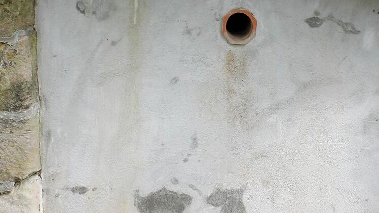 Vermauerter Kellereingang mit Lüftungsloch. Das Verschließen der Keller erwies sich als falsch.