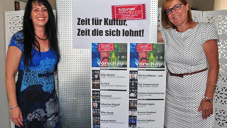 Mit dem Motto Vielfalt macht Programm - Zeit für Kultur, Zeit, die sich lohnt" wirbt das Kulturamt Haßfurt für das Herbstprogramm. Unser Bild zeigt die Leiterin des Kulturamts, Petra Lettang (rechts), und ihre Mitarbeiterin, Petra Zirkler, mit der Vorschau. Foto: Langer