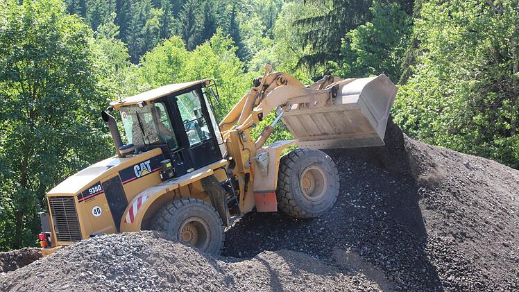 Ein Radlader schüttet das wiederverwertbare Material auf große Halden.  Foto: Friedwald Schedel