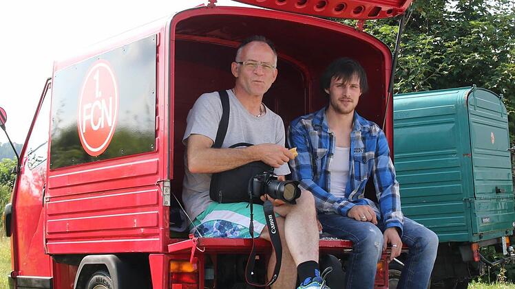 Van Brangens sitzen in ihrer Ape. Foto: Michael Stelzner