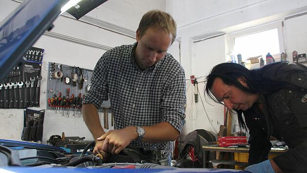Im Zweifelsfall unterst&uuml;tzt Marcel Schreiner (links) seine "Do it yourself"-Kunden tatkr&auml;ftig. Foto: Nelly Ritz