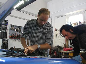 Im Zweifelsfall unterst&uuml;tzt Marcel Schreiner (links) seine "Do it yourself"-Kunden tatkr&auml;ftig. Foto: Nelly Ritz