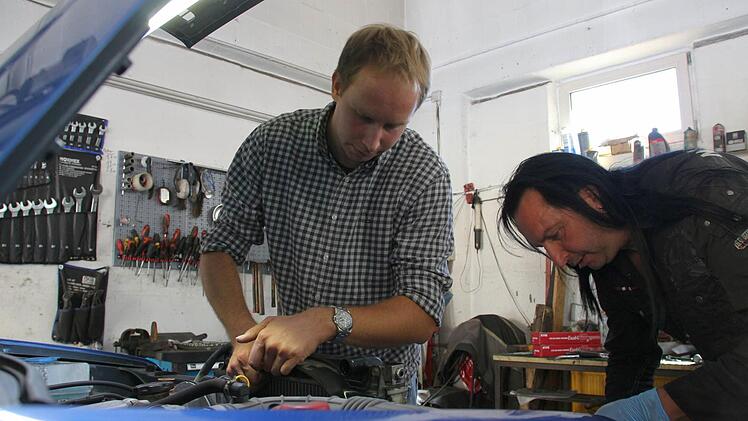Im Zweifelsfall unterst&uuml;tzt Marcel Schreiner (links) seine "Do it yourself"-Kunden tatkr&auml;ftig. Foto: Nelly Ritz