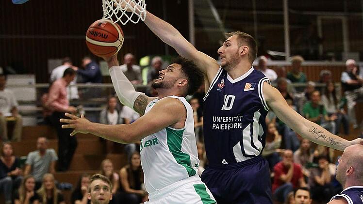 Malik M&uuml;ller (mit Ball) bot in der zweiten Halbzeit gegen Paderborn eine gute Leistung. Foto: sportpress