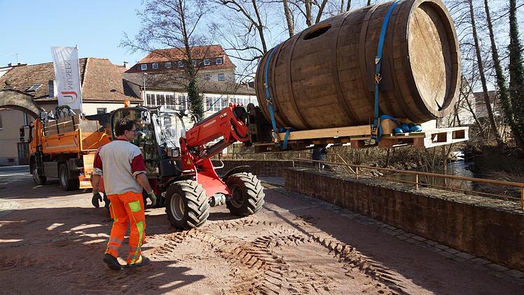 Der Radlader hat das Fass aufgegabelt.Foto: Arkadius Guzy