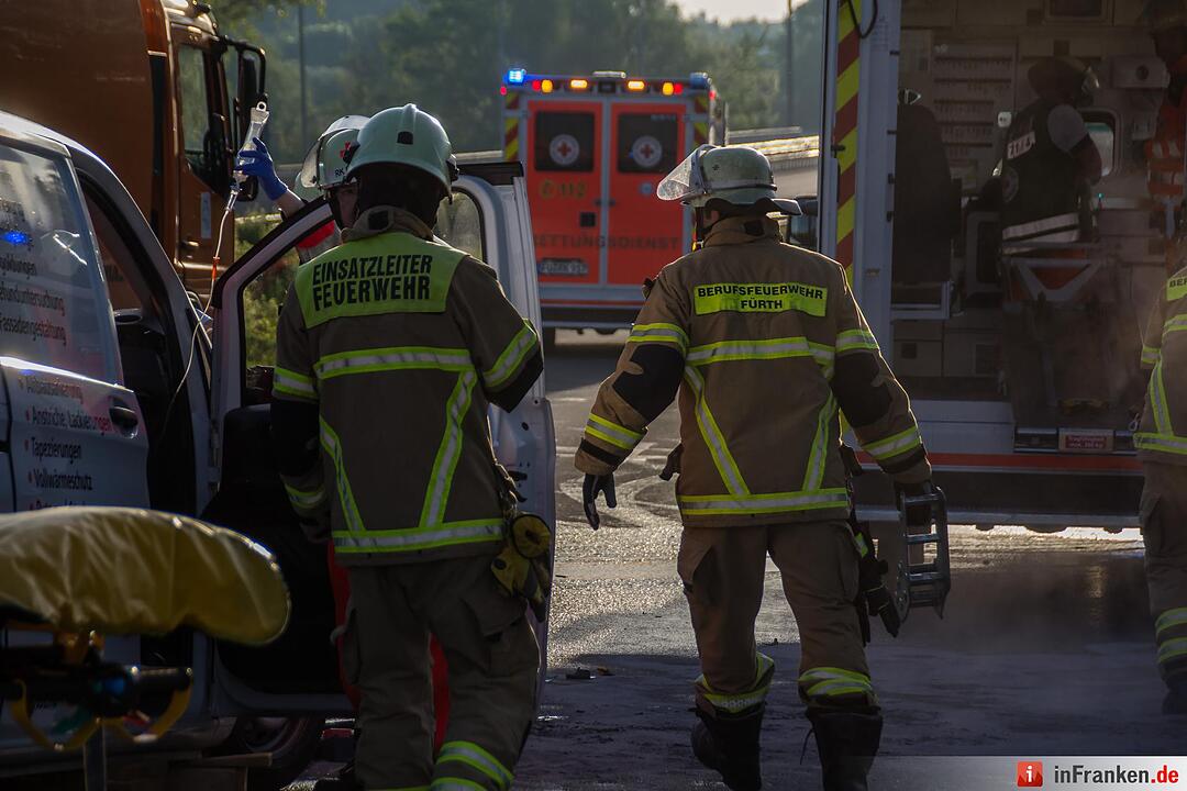Schwerer Unfall in Fürth: Kleintransporter kracht in Kehrfahrzeug